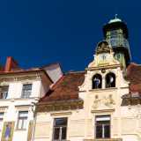 Il glockenspiel: un orologio che per tre volte al giorno (alle 11, alle 15 e alle 18) funziona come un carillon mostrando a chi passa una graziosa coppia in abiti tradizionali che danza ogni volta al ritmo di una musica differente